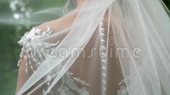 新娘穿婚纱的细节视频的预览图