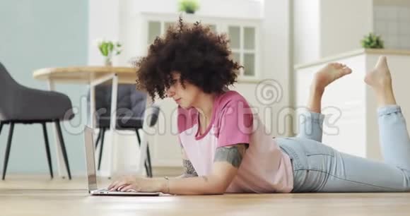 女人在家里用现代笔记本电脑在线支付银行卡视频的预览图
