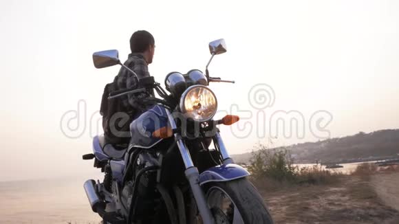 男人坐在摩托车上视频的预览图