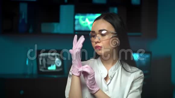 实验室里戴手套的科学家女性视频的预览图