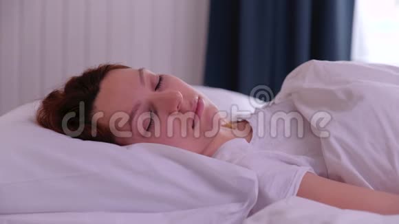 红发少女睡在床上视频的预览图