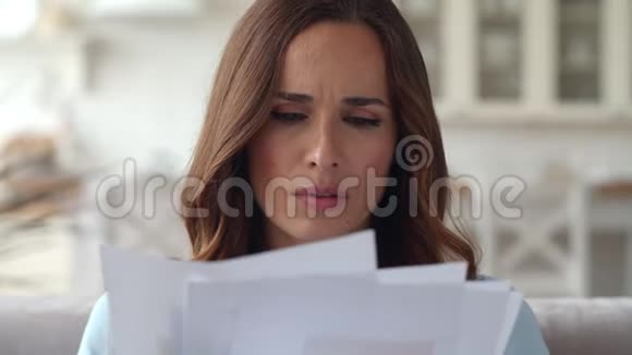 伤心的商务女性在家办公室看文件做图表的女孩视频的预览图