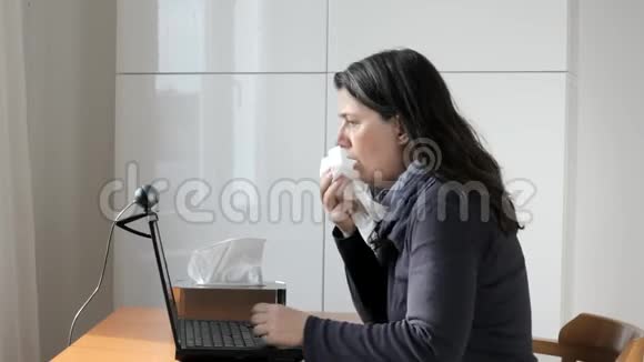 视频咨询咳嗽妇女通过视频链接在笔记本电脑上打电话给她的医生视频的预览图