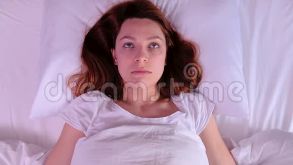 女人不因噪音而睡觉视频的预览图