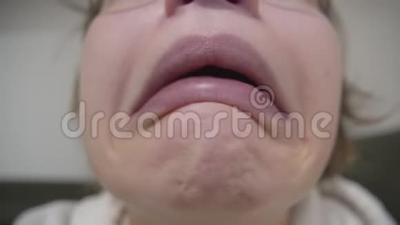 成年女人嘴蜷缩成一个鬼脸特写视频的预览图