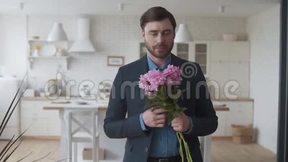 有爱心的男人在家里缓慢地向妻子献上花束视频的预览图