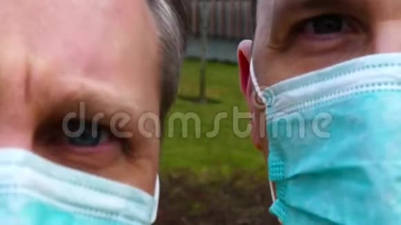 几个戴着医疗面具的男人小心翼翼地走近镜头视频的预览图