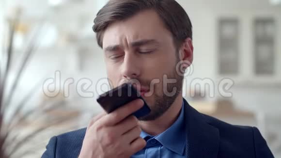专注的商人打电话失望的男人打手机视频的预览图