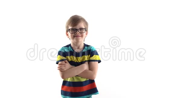 一个白人背景下男孩的摄影棚肖像带眼镜的一年级学生视频的预览图