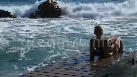 海边的女孩视频的预览图