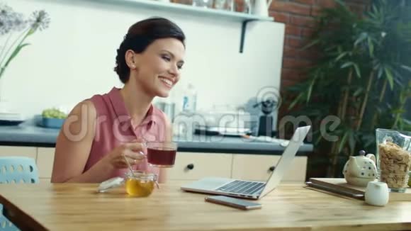 商务女性在笔记本电脑上在线聊天女孩在网上打电话喝茶视频的预览图