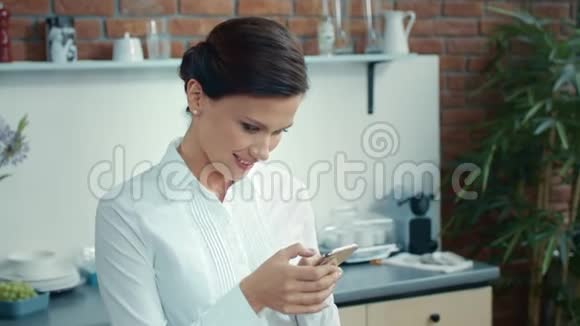浪漫的女人在电话里发短信快乐的女孩检查电话内容视频的预览图