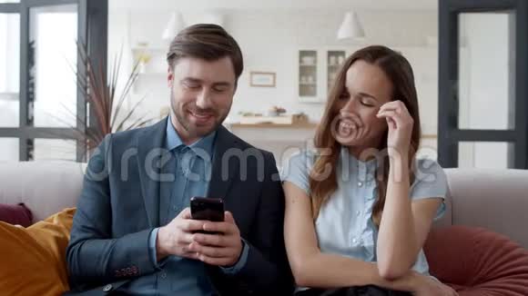商务夫妇坐在家里的办公室里打电话快乐的一对视频的预览图