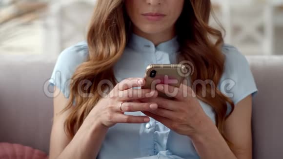 商务女性在家庭办公室用手机打字视频的预览图