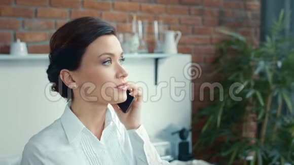 优雅的女商人计划商务会议年轻女性在打电话视频的预览图