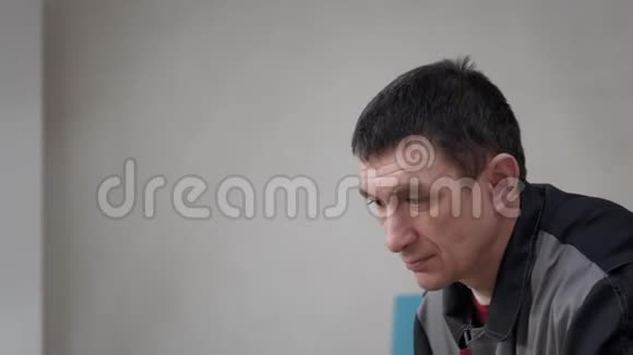 一名穿工作服的成年男性工人在木工车间工作视频的预览图
