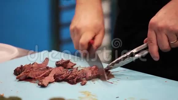 厨师把肉切成块放在盘子里视频的预览图