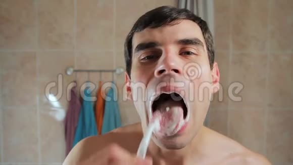 年轻人用牙刷清洁舌头口腔护理视频的预览图