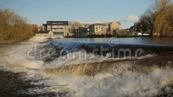 一条被洪水淹没的英国河流视频的预览图