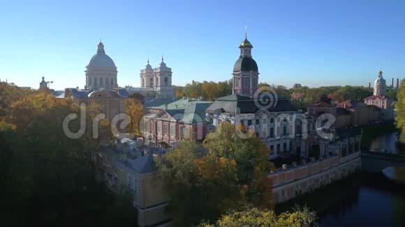 十月的早晨在亚历山大内夫斯基的拉瓦拉上空俄罗斯圣彼得堡空中录像视频的预览图