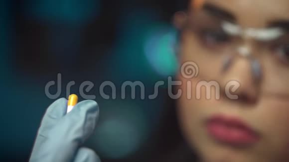 医药和补充美丽的女人手里拿着胶囊近景视频的预览图