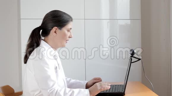 远程医疗概念医生在视频中咨询咳嗽病人视频的预览图