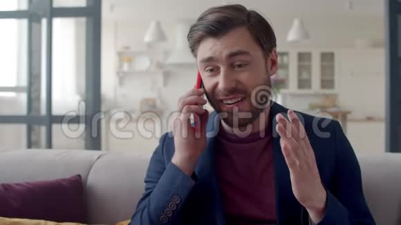 愤怒的商人在家庭办公室用电话打手势令人不安的男人放松视频的预览图