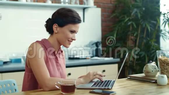 商务女性完成笔记本电脑的工作年轻女孩在家喝茶视频的预览图