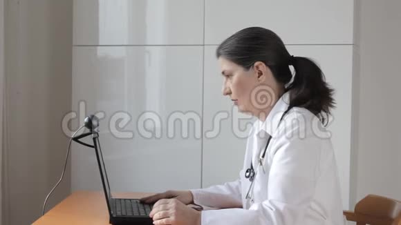 冠状病毒热线医生在视频咨询病人视频的预览图