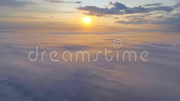 在云层上方飞行视频的预览图