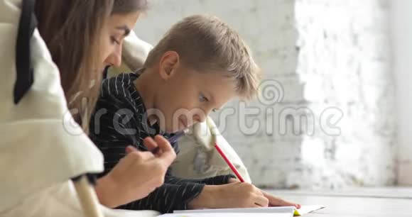 家人母子一起在相册里画铅笔躺在蒂皮侧视视频的预览图