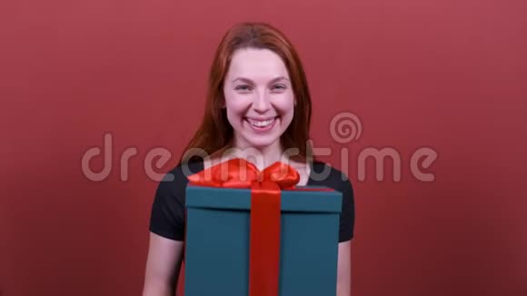 庆祝派对日女人拿着礼物盒人真诚的情感生活方式的观念视频的预览图