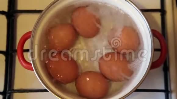 棕色鸡蛋在搪瓷锅里煮视频的预览图