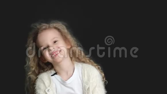 小女孩金发白色衬衫和白色针织夹克视频的预览图