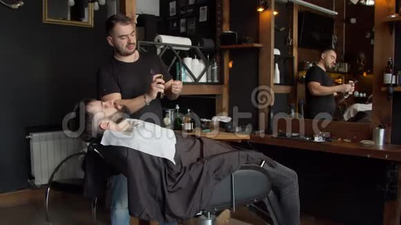 剃须刀前用理发器加热剃须刀视频的预览图