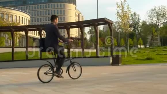 商务西装商人骑自行车视频的预览图