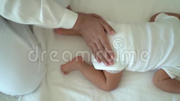 妈妈拍拍婴儿躺在床上视频的预览图