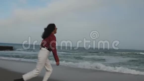 女孩穿着鞋子在波浪上奔跑视频的预览图