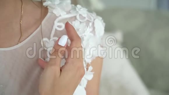 新娘穿婚纱的细节视频的预览图