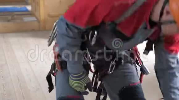 工业攀登人员安装高空作业设备在登山者的腰带上视频的预览图
