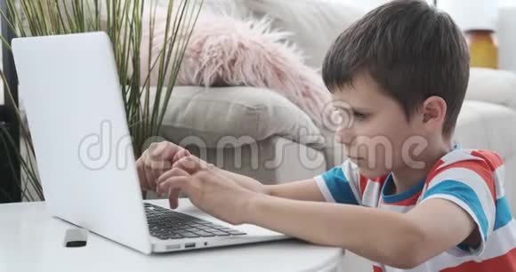 孩子在家里学习笔记本电脑视频的预览图