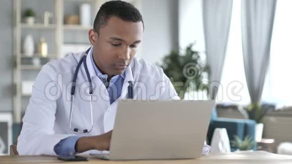 非裔美国医生使用智能手机上网视频的预览图