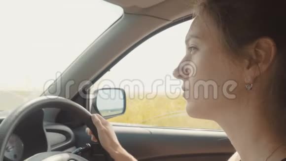 女人开车视频的预览图