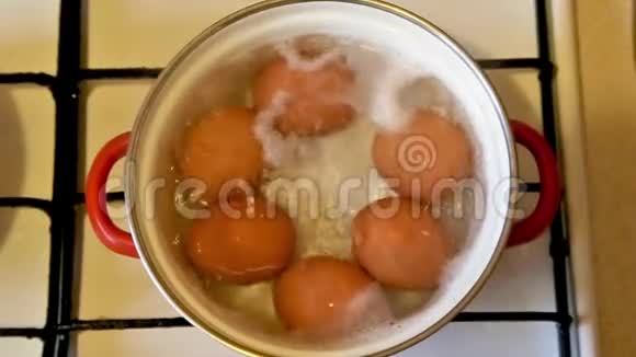 棕色鸡蛋在搪瓷锅里煮视频的预览图