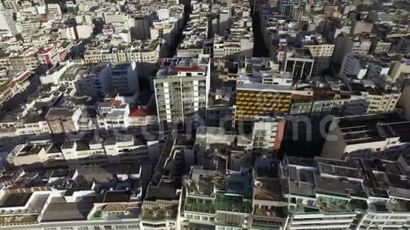 鸟瞰和建筑物和城市街道的俯视图巴西里约热内卢市视频的预览图