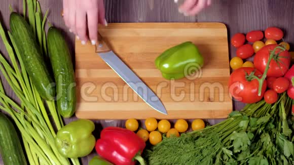 一个切割蔬菜的女人的手视频的预览图