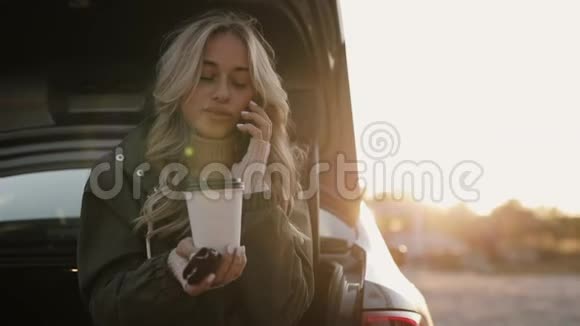 女人在车旁边打电话视频的预览图