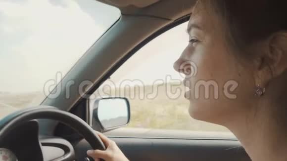 女人开车视频的预览图