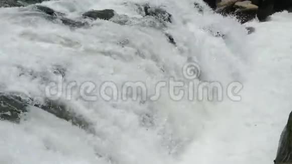 白色飞溅瀑布视频的预览图