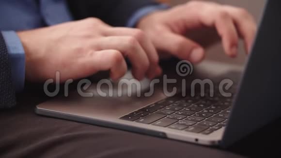 特写无法辨认的商人在远程办公室完成笔记本电脑的工作视频的预览图